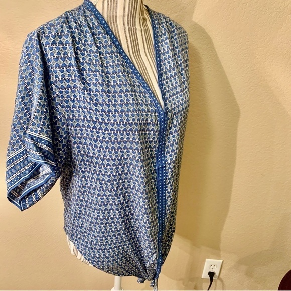 NWT Max Studio Top XS Kimono Style Top 100% Rayon Blue Shades White Short Slvs - Picture 6 of 16